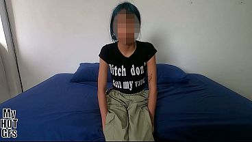 Hermosa jovencita de cabello azul folla hasta obtener semen en la carita – Watch Free HD XXX Video