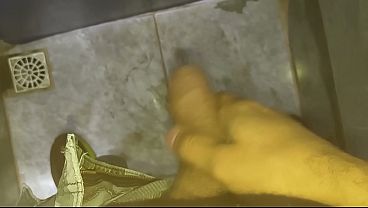 Free HD XXX Porn Clip – Punheta bem gostosa do corno no banheiro público
