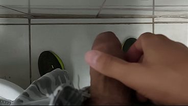 XXX Adult Scene in HD – Punheta muito gostosa do corno no banheiro público