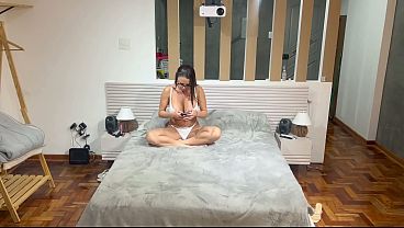 Watch XXX in HD – Secretaria Brasileira Casada é flagrada traindo o marido com o personal.